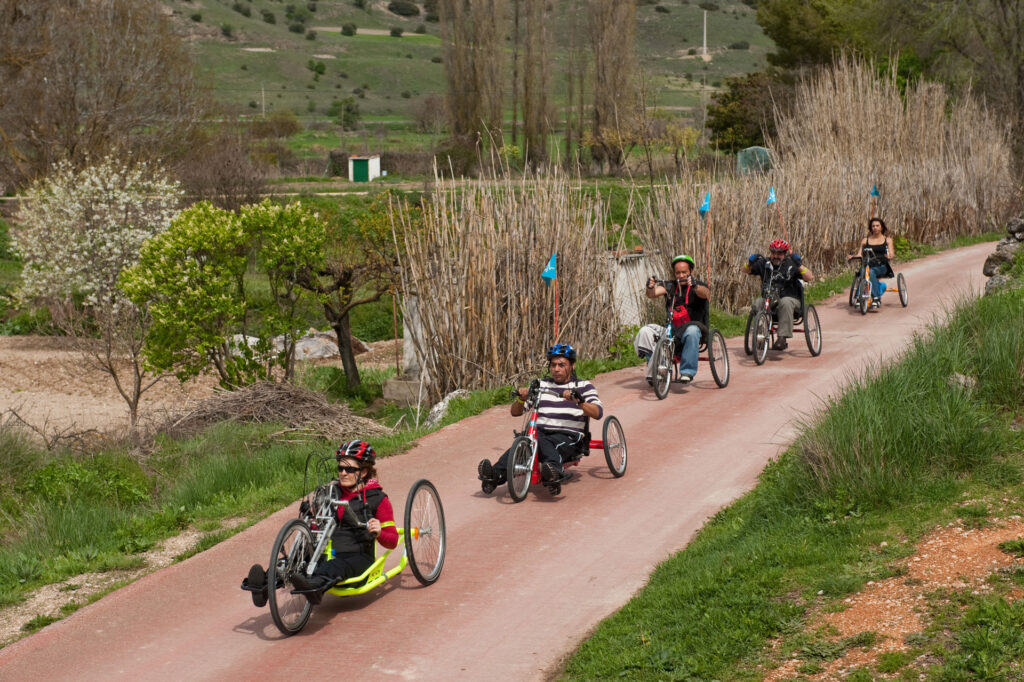 Impulsamos rutas ciclistas inclusivas en vías verdes junto a Fundación También